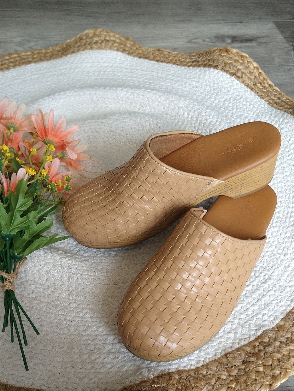 Universal Thread Tan Woven Faux Leather Clogs